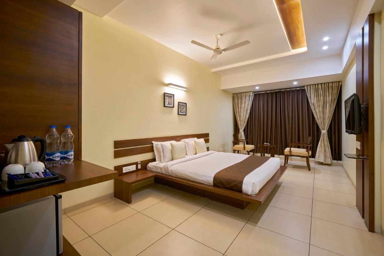 Hotel 3 Leaves Kolhapur Εξωτερικό φωτογραφία